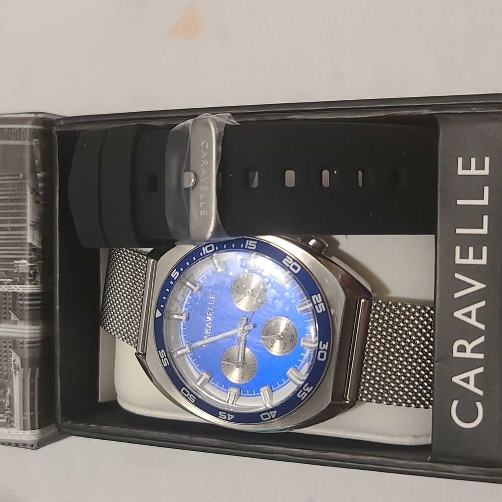 Caravelle mens watch ⌚️ with extra band new.